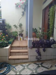 di jual rumah 2 setengah lantai