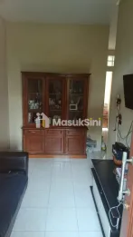 di jual rumah 2 setengah lantai