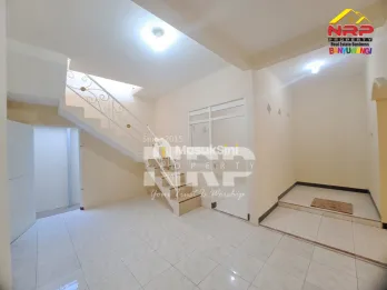 Disewakan Rumah 2 Lantai Siap Huni di Kebalenan Banyuwangi, Dekat Polresta