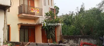 jual cepat rumah dan tanah kosong nya lokasi strategis dan asri cocok untuk investasi dan pembangunan