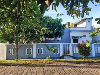 Rumah 2 lantai Pojok LT 139 di Perumahan Alam Hijau Jember