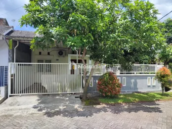 Rumah 2 lantai Pojok LT 139 di Perumahan Alam Hijau Jember