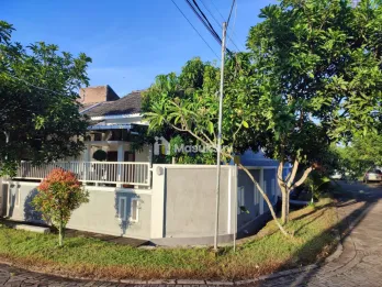 Rumah 2 lantai Pojok LT 139 di Perumahan Alam Hijau Jember
