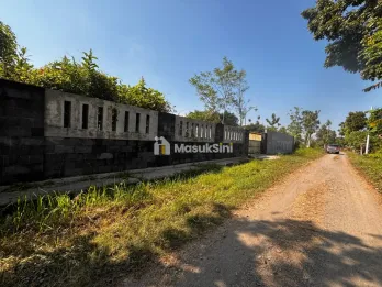 Rumah dengan Halaman Luas di Lengkong dekat Bandara Notohadinegoro Jember