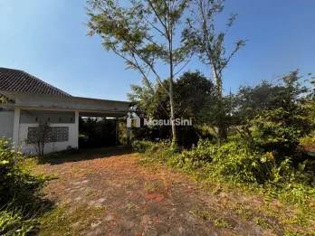 Rumah dengan Halaman Luas di Lengkong dekat Bandara Notohadinegoro Jember