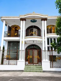 BISA KPR - Rumah Mewah 3 Lantai + Semi Basement di Cibinong Bogor