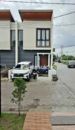 Rumah 2 Kamar di Gunungsari Indah, dekat Wiyung Surabaya Barat posisi Pojok dekat Fasum Kolam renang