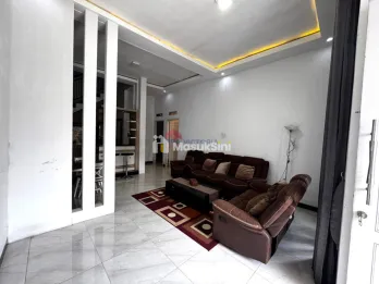 Rumah 2 Lantai Dijual Semi Furnished SHM – 3KT 3KM Malang