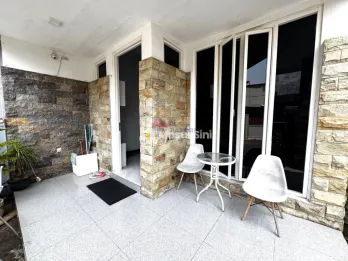 RUMAH 2 LANTAI DIJUAL – SEMI FURNISHED, STRATEGIS & NYAMAN