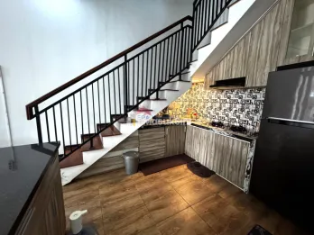 RUMAH 2 LANTAI DIJUAL – SEMI FURNISHED, STRATEGIS & NYAMAN