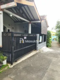 Rumah asri di kawasan pemukiman penduduk dan strategis bisnis bebas banjir