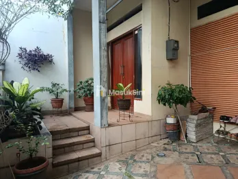 di jual rumah 2 setengah lantai