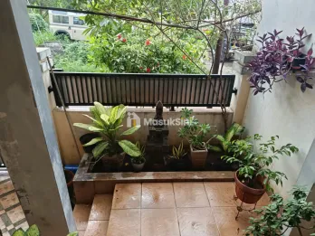 di jual rumah 2 setengah lantai