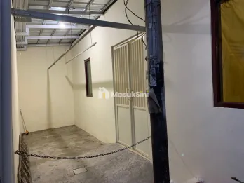 Di Jual rumah 3 unit + Kostan 28 pintu Luas Tanah 1000m²