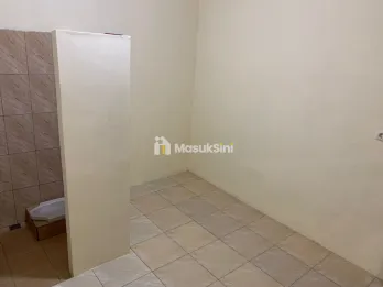 Di Jual rumah 3 unit + Kostan 28 pintu Luas Tanah 1000m²