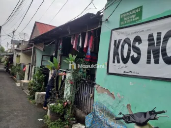 Di Jual rumah 3 unit + Kostan 28 pintu Luas Tanah 1000m²