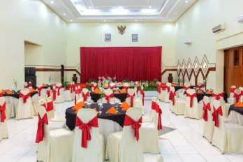 Dijual Hotel Fully Furnished, Dekat RS Permata Bunda&RRI, Parkir Luas