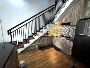 Dijual Rumah 2 Lantai Semi Furnished Lokasi Strategis