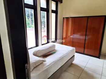 Dijual Rumah 2,5 Lantai Tanah dan Bangunan Luas Dalam Kota