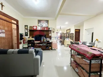 Dijual Rumah Sangat Terawat di Kawasan Elit Araya