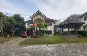 Dijual Villa Terawat di Kawasan