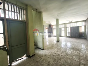 Disewakan Ruko 2 Lantai Lokasi Strategis & Area Parkir Luas