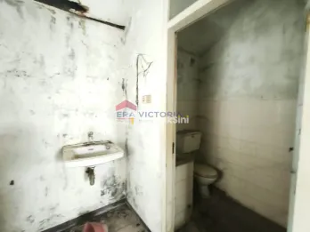 Disewakan Ruko 2 Lantai Lokasi Strategis & Area Parkir Luas