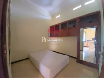 Disewakan Rumah 2 Lantai dengan Kondisi sangat Terawat Cocok untuk Keluarga