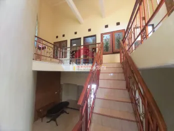 Disewakan Rumah 2 Lantai dengan Kondisi sangat Terawat Cocok untuk Keluarga