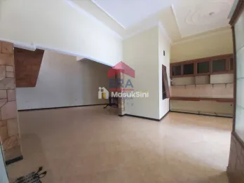 Disewakan Rumah 2 Lantai dengan Kondisi sangat Terawat Cocok untuk Keluarga