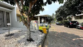 Disewakan Rumah Full Furnished Kawasan Perumahan Kelas Atas Siap Huni