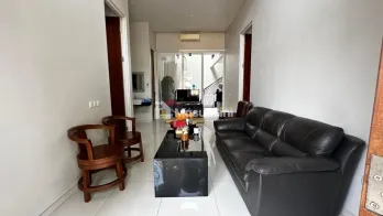 Disewakan Rumah Full Furnished Kawasan Perumahan Kelas Atas Siap Huni