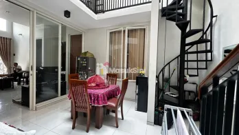 Disewakan Rumah Full Furnished Perumahan Mewah Dekat Pusat Perbelanjaan