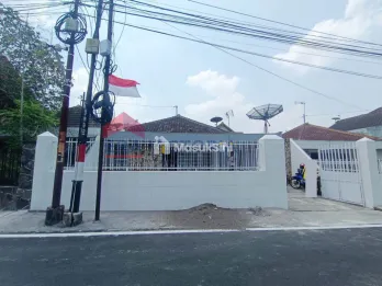 Disewakan Rumah Lokasi Strategis Tengah Kota Dekat Sekolahan CorJesu