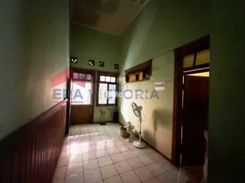 sewa/jual rumah lokasi strategis jln raya cocok utk kuliner dan cafe