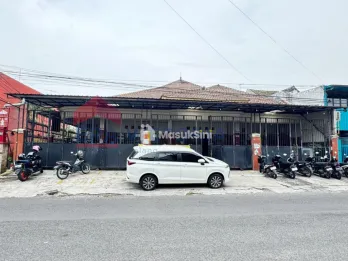 sewa/jual rumah lokasi strategis jln raya cocok utk kuliner dan cafe