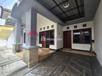 Rumah Disewakan Lokasi Strategis Nyaman & Halaman Luas Cocok Utk Hunian